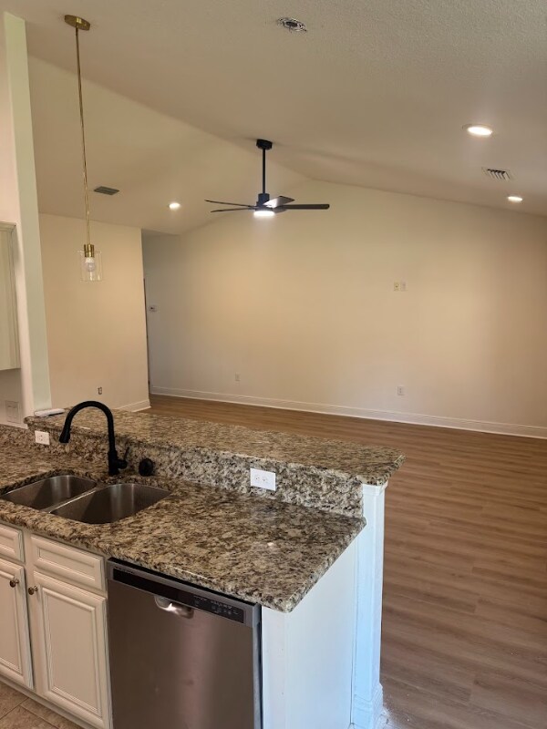 Building Photo - 9154 Deer Ln