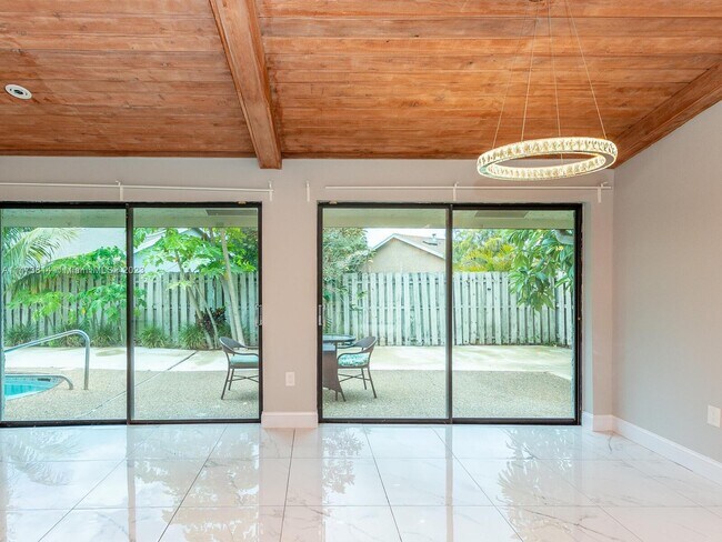 Building Photo - 741 E Plantation Cir