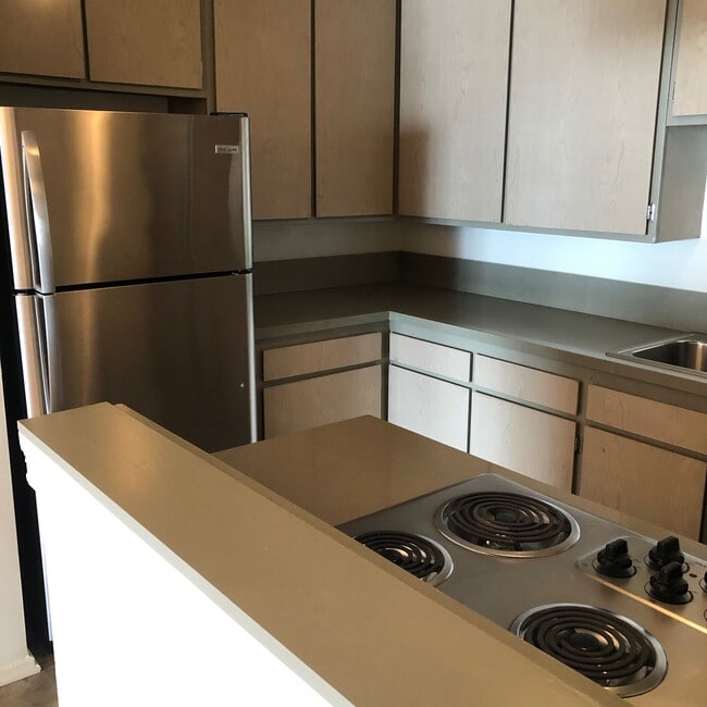 kitchen - 440 N Hayworth Ave