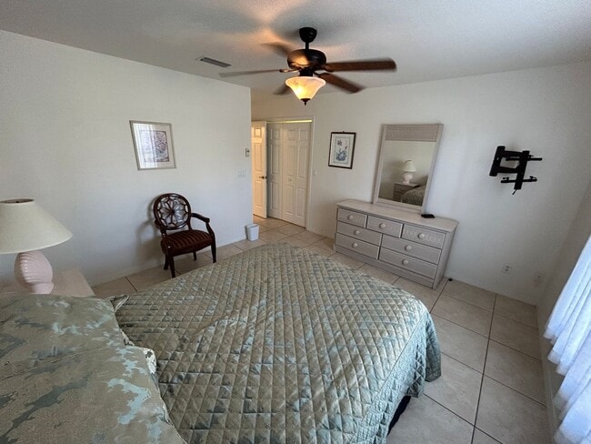 Building Photo - Triplex unit for rent-Fully furnished