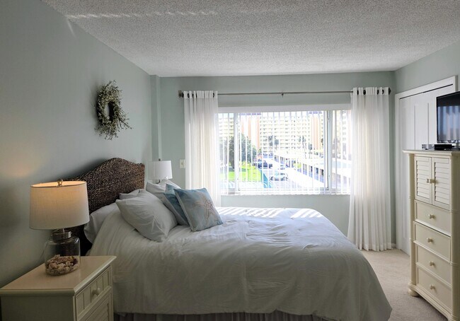 Building Photo - 4650 Cove Cir