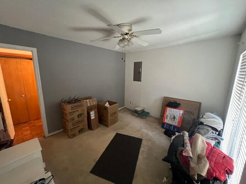 Room 2 - 505 palm valley cir