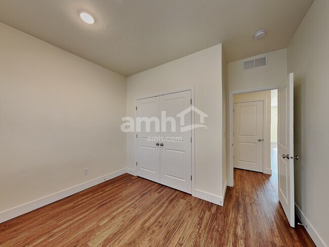 Building Photo - 901 N Barkvine Ave