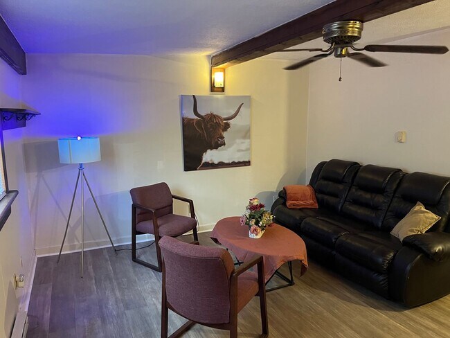 Building Photo - 233 S 4th St