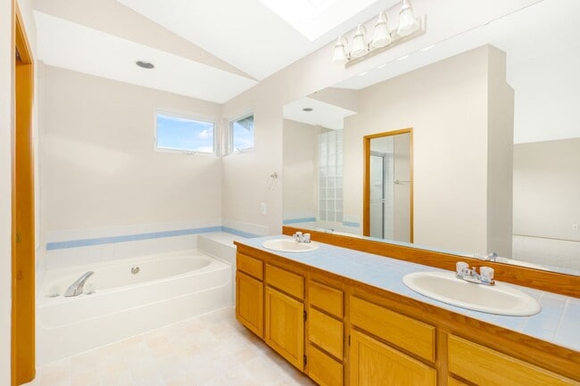 Building Photo - Beautiful and Bright 3 Bedroom Home in Klahanie