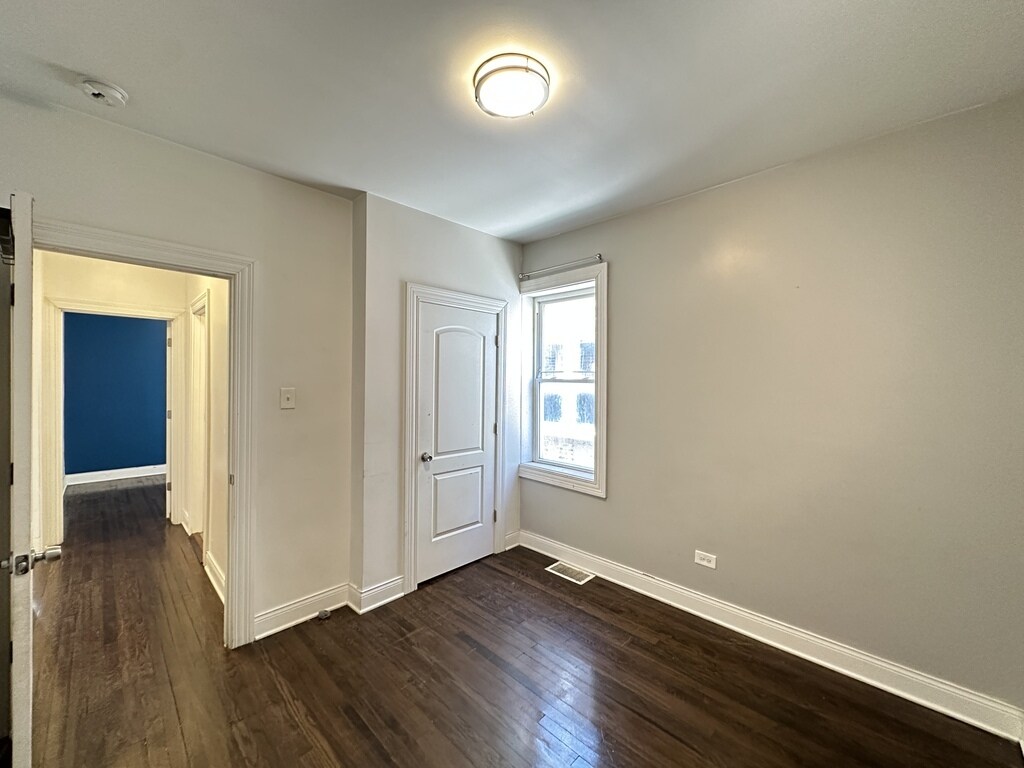 Building Photo - 1621 N McVicker Ave