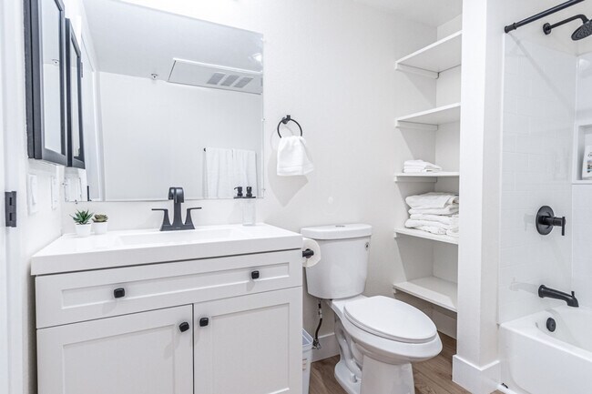 Building Photo - 555 Front St