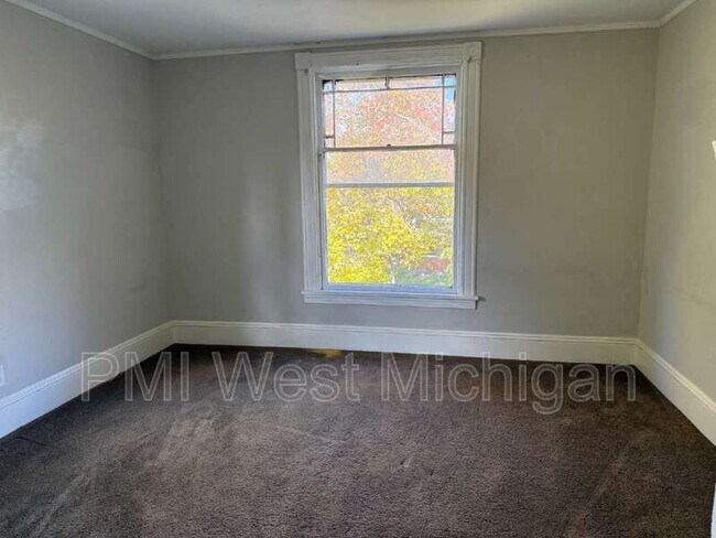 Building Photo - 448 Thomas St SE