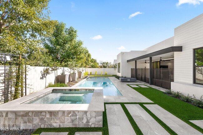 Building Photo - 1538 W Wagon Wheel Dr