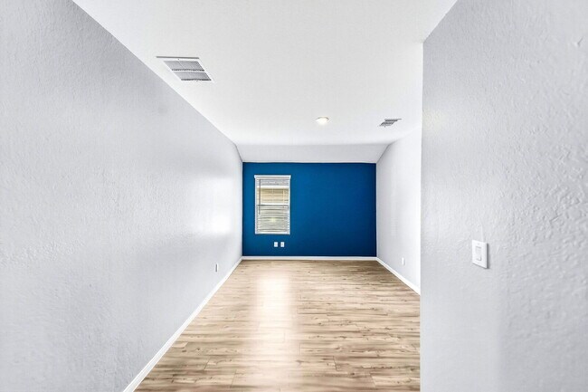 Building Photo - NO CARPET! Up to 1 Month Free Rent with 18-24 Month Lease! No Security Deposit Programs Available.