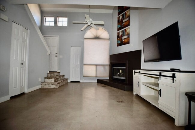 Building Photo - Beautiful modern 1 bed 2 bath corner unit in the Highlands Condominium community.