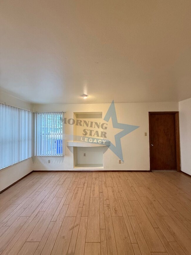 Building Photo - 2 bed townhouse w/garage and enclosed yard!