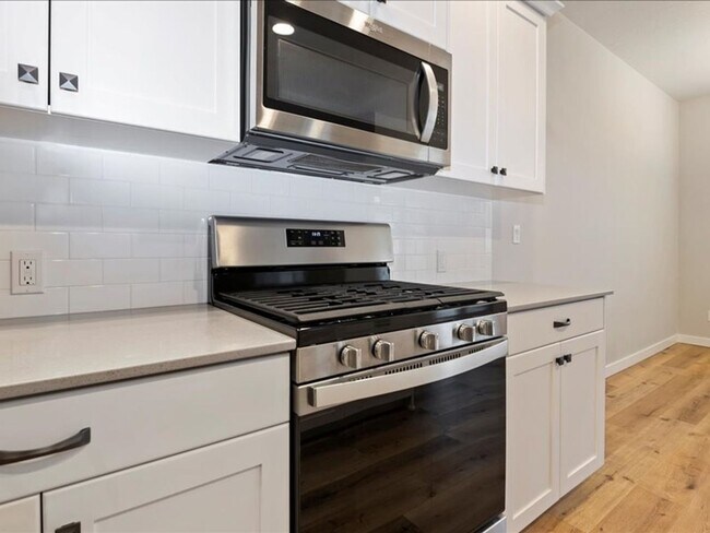 Building Photo - Free September Rent!  Beautiful Newer 4 Bed, 3 Bath located in the heart of Meridian - available ...