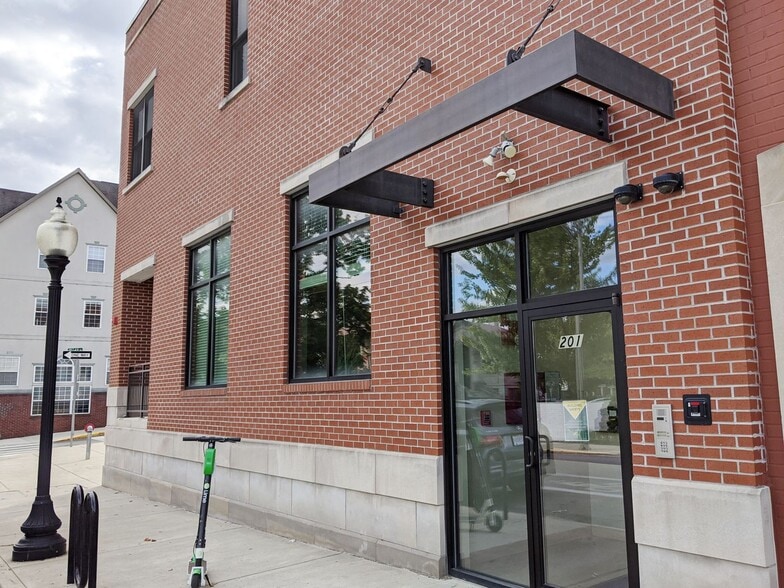 Building Photo - Sixth &amp; Washington