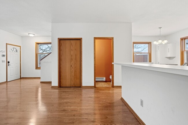 Building Photo - Spacious 3BR 2Bath Townhome in the desirable Seward Neighborhood!