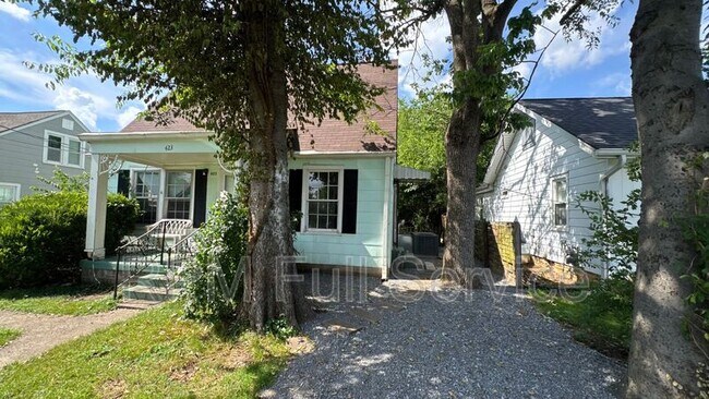 Building Photo - 423 Maple St