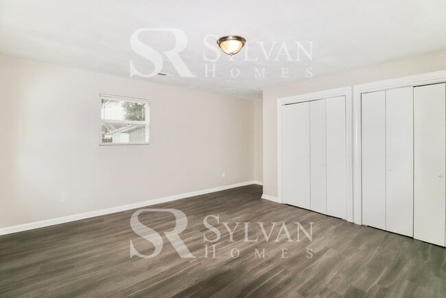 Building Photo - Immaculately kept 4 bedroom, 2 bathroom home