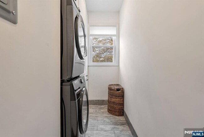 Building Photo - 765 6th Ave