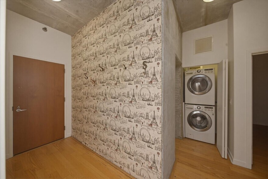 Building Photo - 235 W Van Buren St