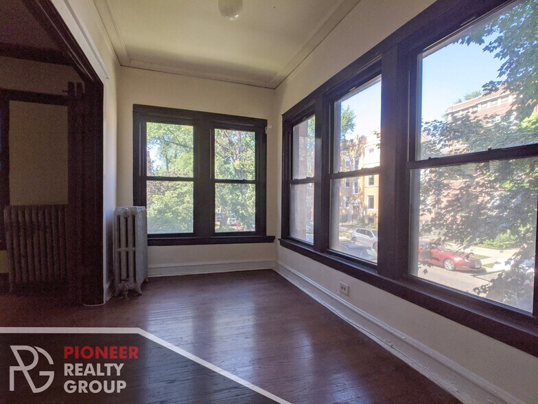 Building Photo - 2421 N Sawyer Ave