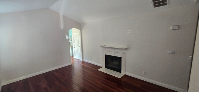 Building Photo - Charming single story home