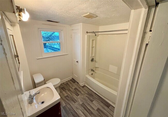 Building Photo - 958 E Wilbeth Rd