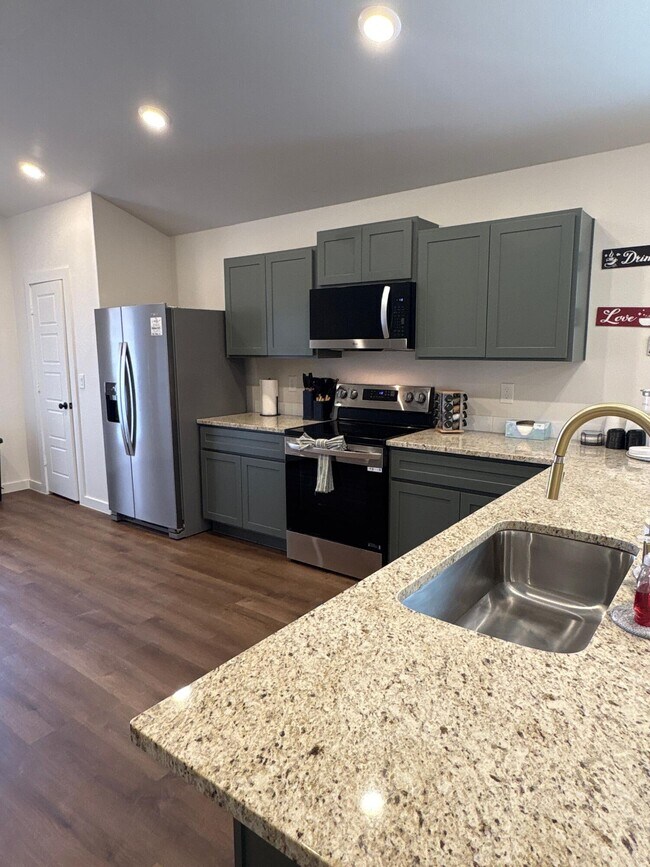 Building Photo - 2515 Kenwood Ave