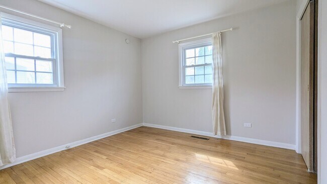 Building Photo - 709 W Kenilworth Ave