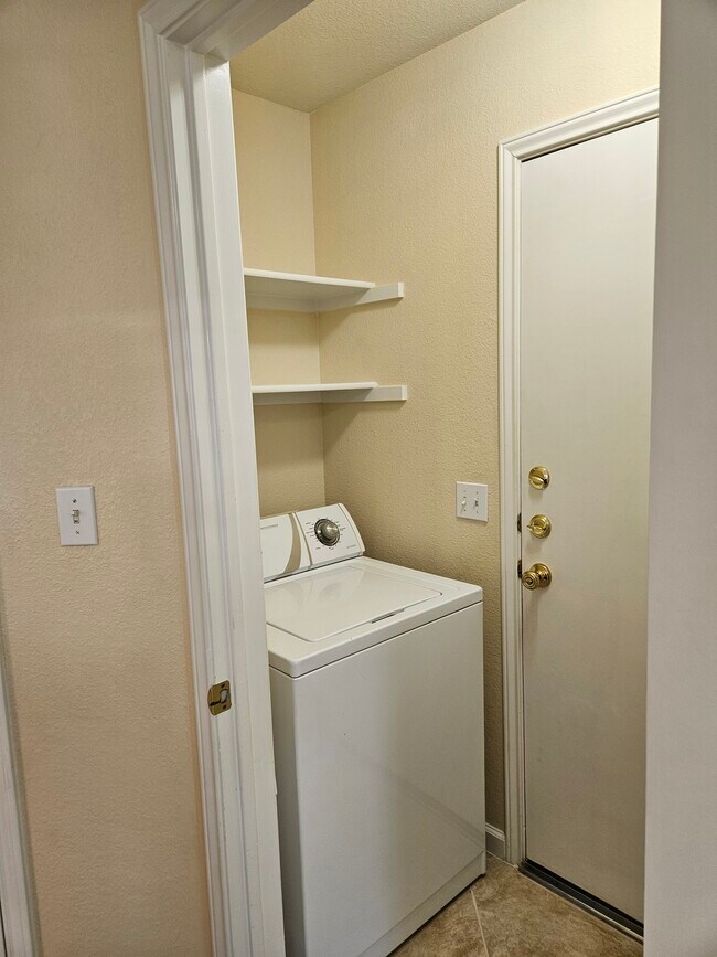 Building Photo - 1002 Woodview Dr