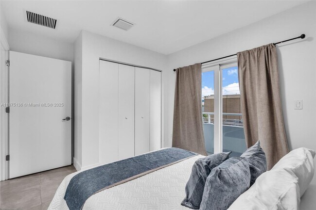 Building Photo - 645 Palmetto Dr