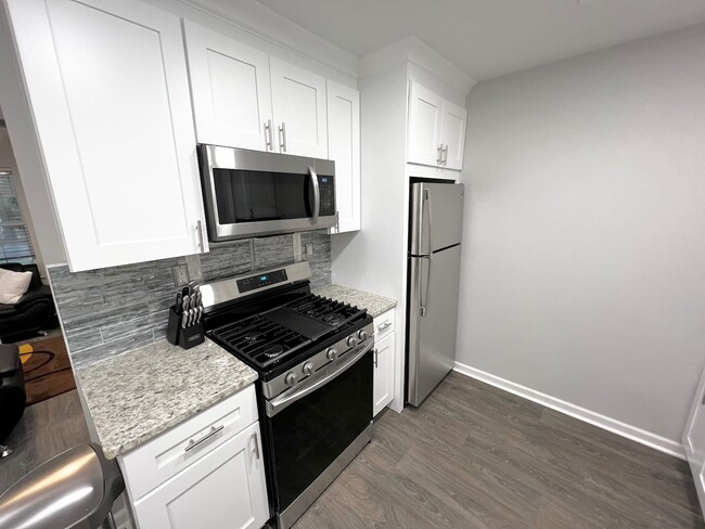 Building Photo - 5569 Pine Gate Dr