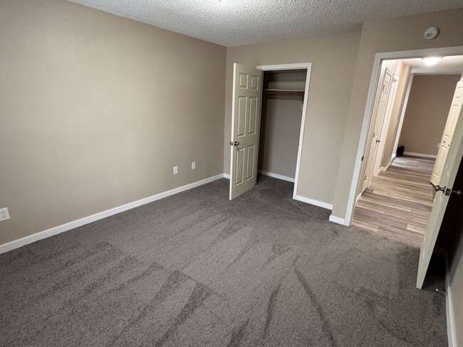 Building Photo - REMODELED 2 Bed, 1 Bath Upper Level Apartm...