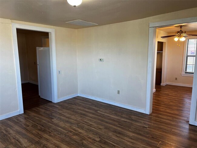 Building Photo - 102 E Carrie Manor St