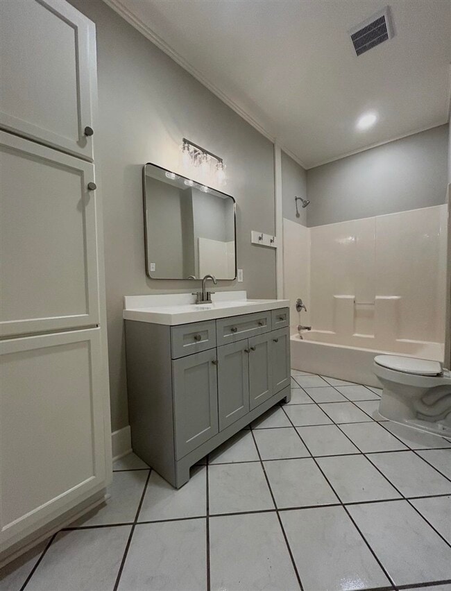 Building Photo - 875 Nutwood St