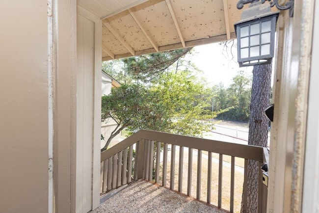 Building Photo - 15919 Golf Club Dr