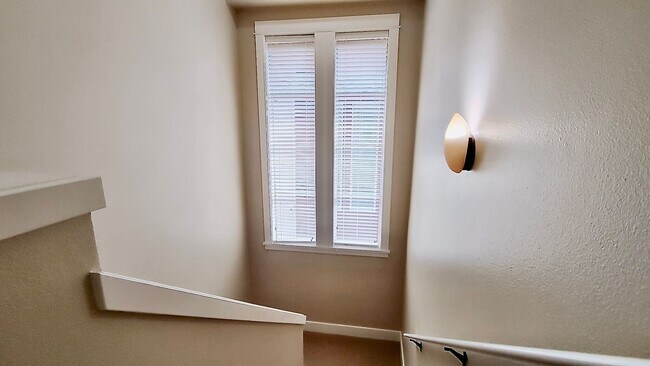 Building Photo - Luxury 3 Bedroom Townhome in Lake Oswego’s...