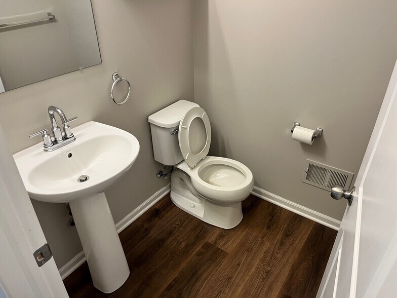 Half bath - 587 Parkside Way