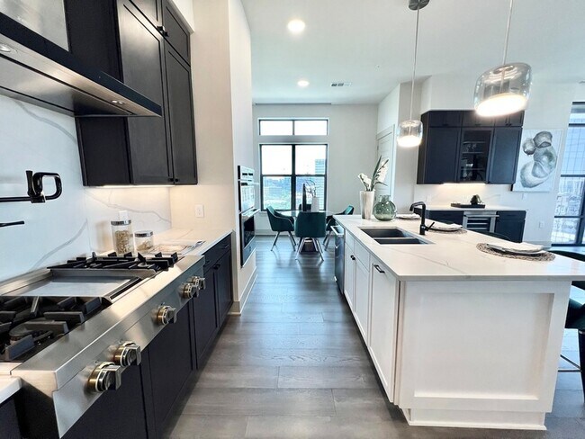 Building Photo - 3330 Oak Grove Ave