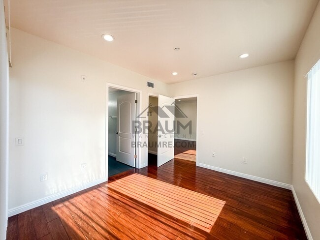 Building Photo - 332 S Virgil Ave