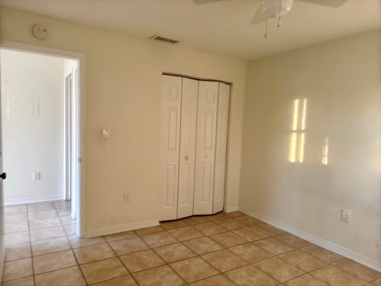 Building Photo - 230 SW 47th Ter
