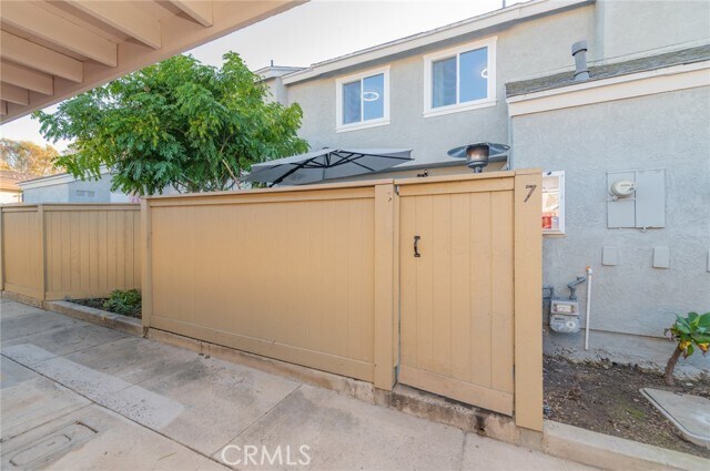 Building Photo - 7 Fairside