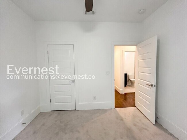 Building Photo - 5-Bed/4-Bath/Voucher Accepted/Available Now!