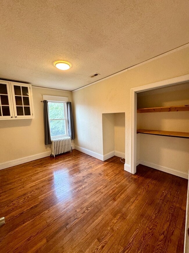 Building Photo - Beautiful Spacious Home with Mother-in-Law Suite