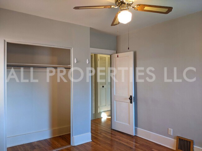 Building Photo - 557 S Race St