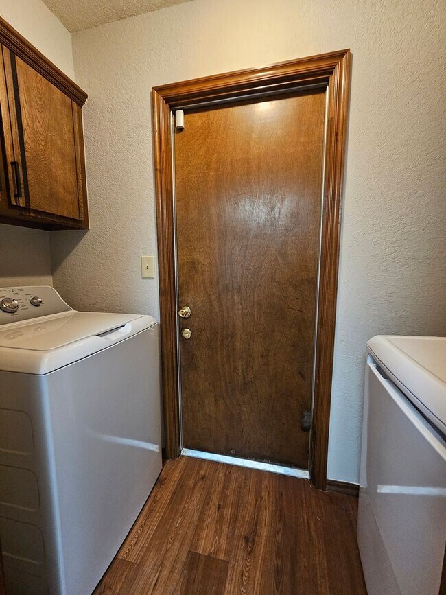 Building Photo - (3) Bed/(2) Bath Avail NOW! Pets Negotiable.