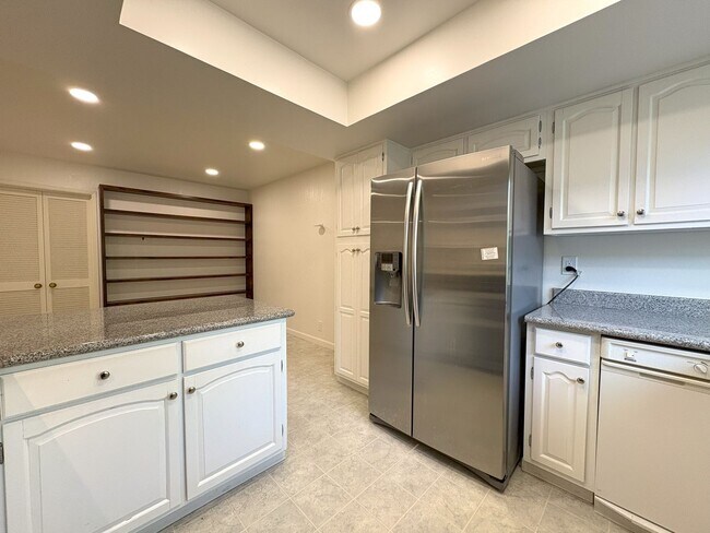 Building Photo - Beautifully Updated 3-Bedroom Townhome in ...