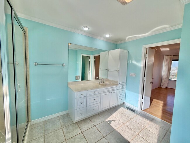 Building Photo - 723 Sailfish Dr