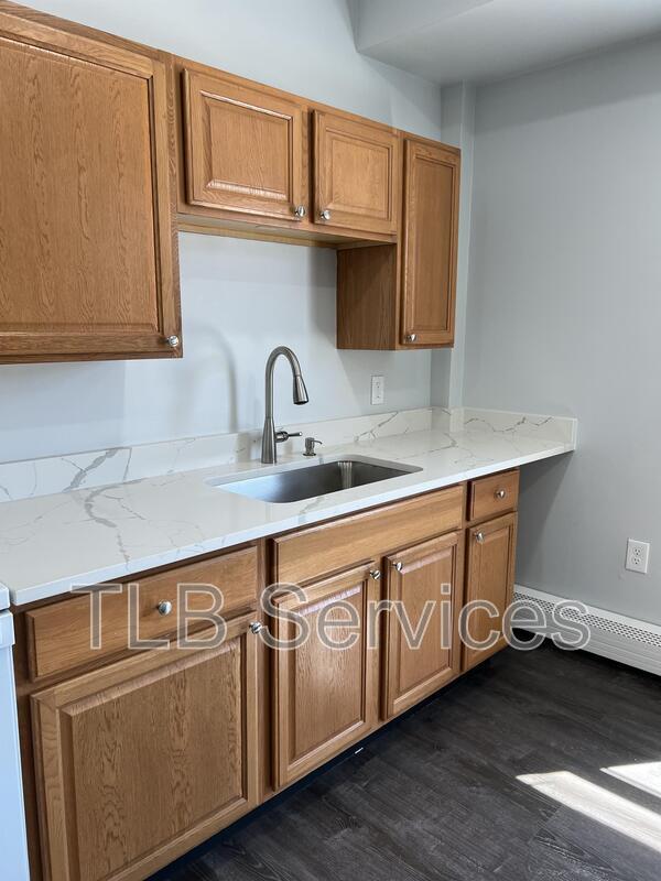 Building Photo - 731 Main St