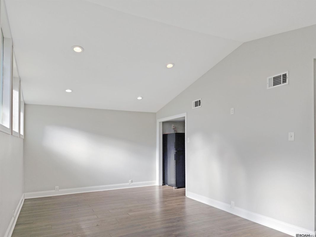 Building Photo - 468 College Hill Dr