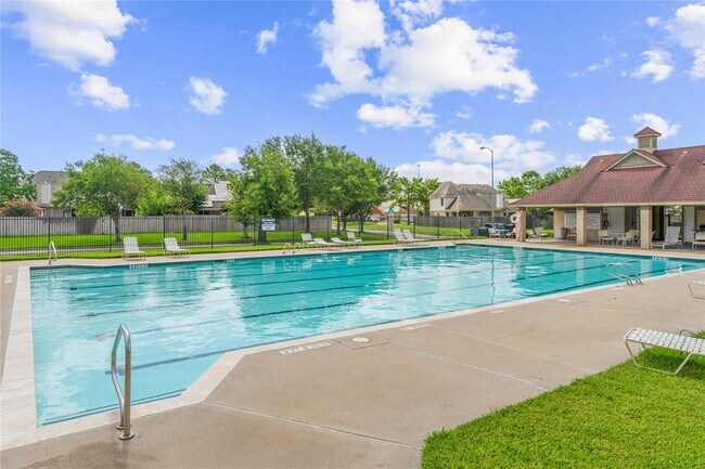 Building Photo - 10115 Willow Crossing Dr